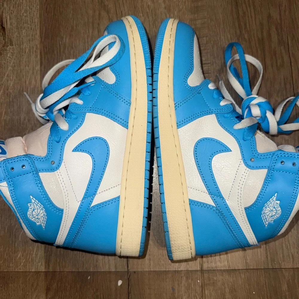Air Jordan 1 Retro High - White & University Blue